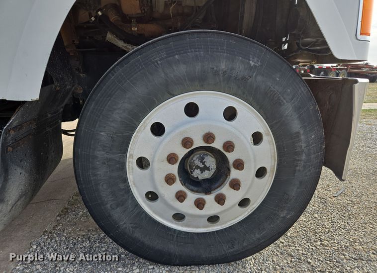 image for item ED2501 2005 Mack CH613 semi truck