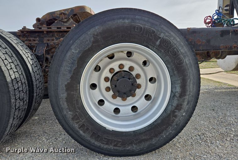 image for item ED2501 2005 Mack CH613 semi truck