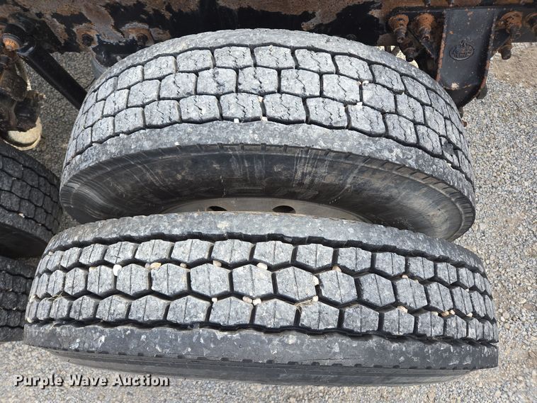 image for item ED2501 2005 Mack CH613 semi truck