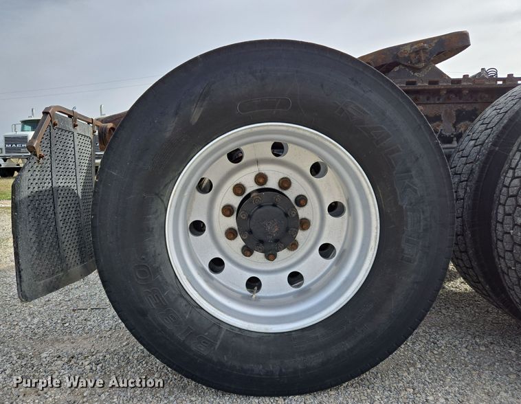 image for item ED2501 2005 Mack CH613 semi truck