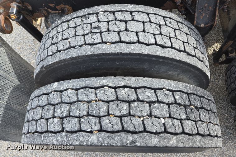 image for item ED2501 2005 Mack CH613 semi truck