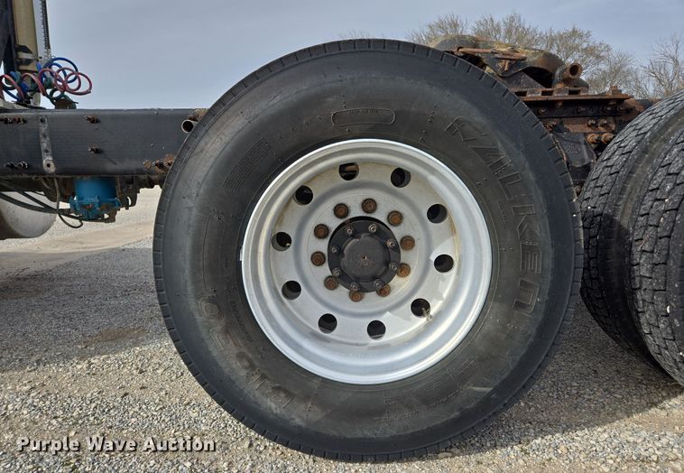 image for item ED2501 2005 Mack CH613 semi truck