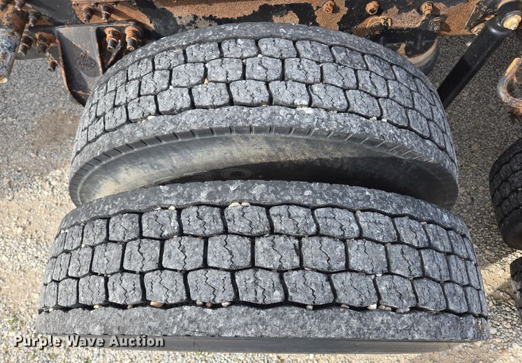 image for item ED2501 2005 Mack CH613 semi truck