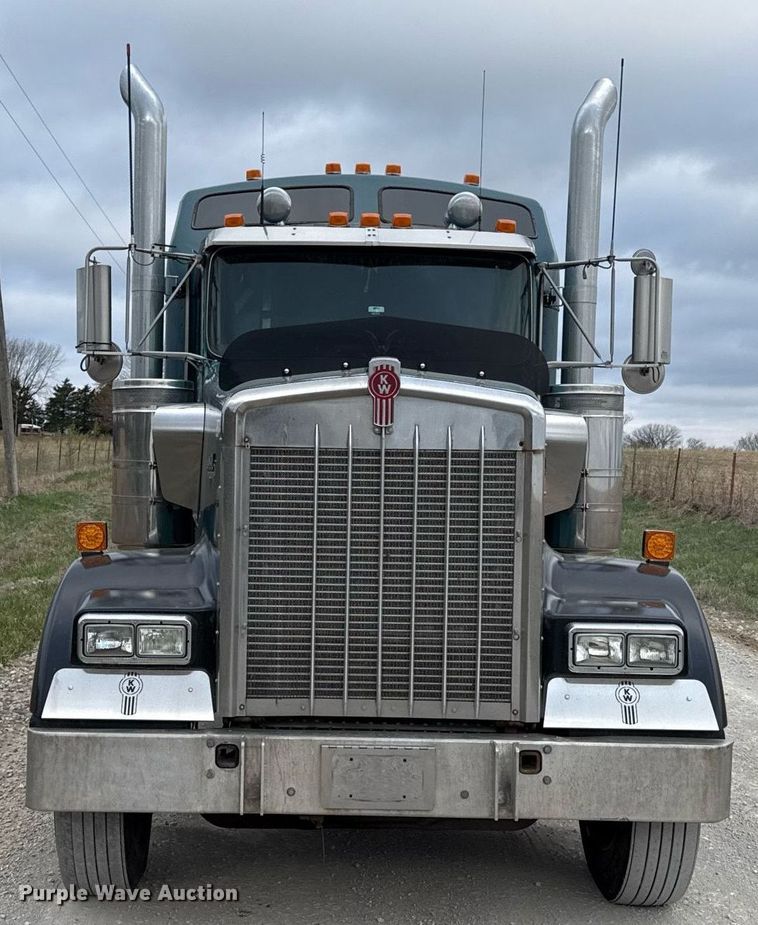 image for item ED4173 1999 Kenworth W900 semi truck
