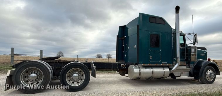 image for item ED4173 1999 Kenworth W900 semi truck
