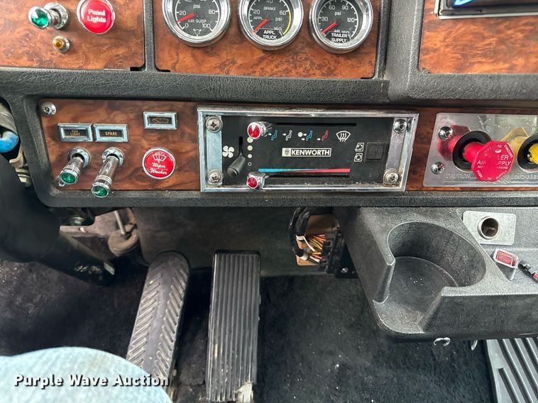 image for item ED4173 1999 Kenworth W900 semi truck