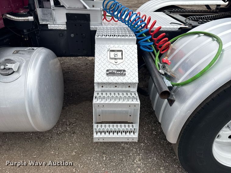 image for item EG2533 2008 Peterbilt 388 semi truck