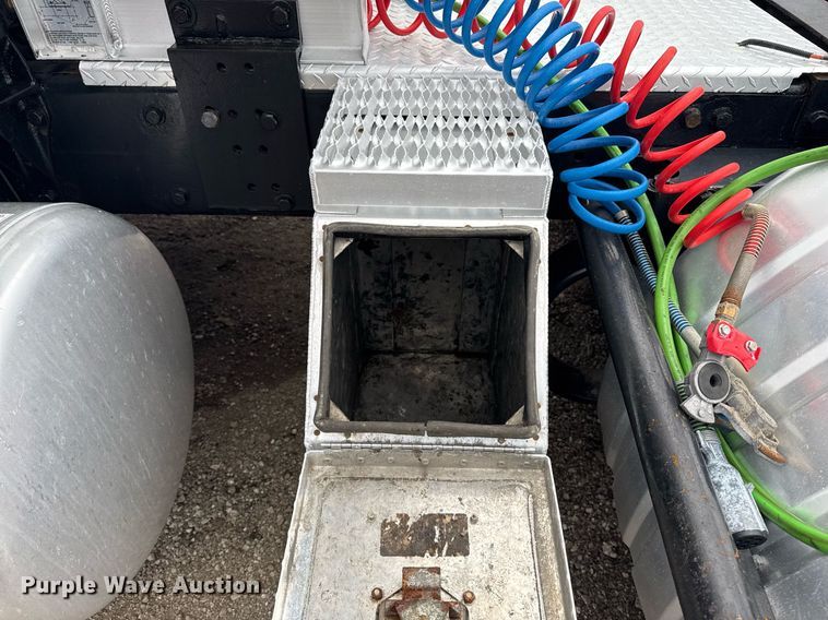 image for item EG2533 2008 Peterbilt 388 semi truck