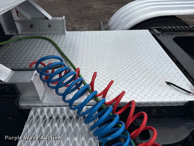 image for item EG2533 2008 Peterbilt 388 semi truck