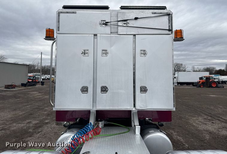 image for item EG2533 2008 Peterbilt 388 semi truck