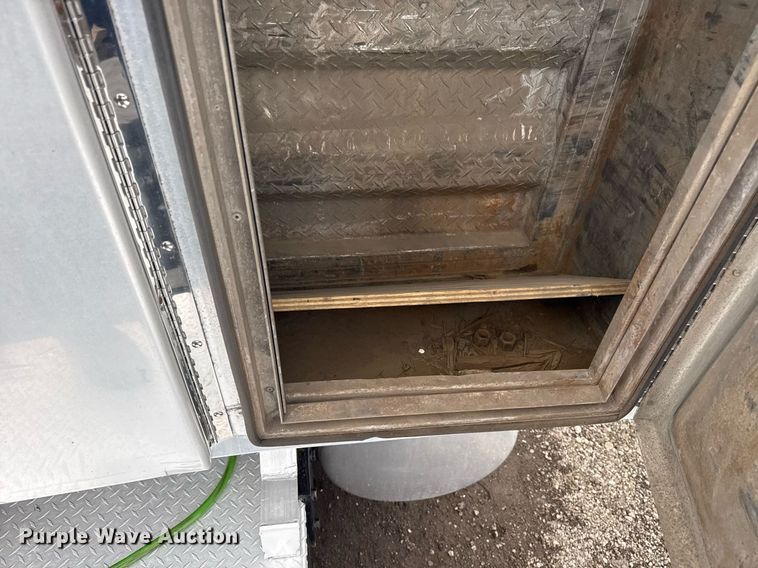 image for item EG2533 2008 Peterbilt 388 semi truck