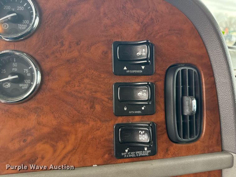 image for item EG2533 2008 Peterbilt 388 semi truck