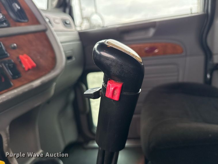 image for item EG2533 2008 Peterbilt 388 semi truck