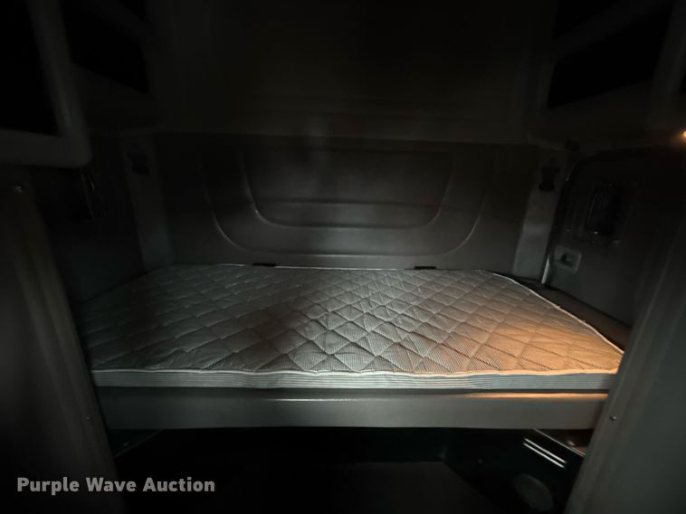 image for item EG2533 2008 Peterbilt 388 semi truck