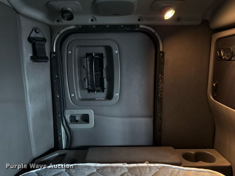 image for item EG2533 2008 Peterbilt 388 semi truck