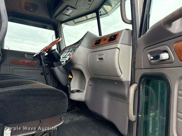 image for item EG2533 2008 Peterbilt 388 semi truck