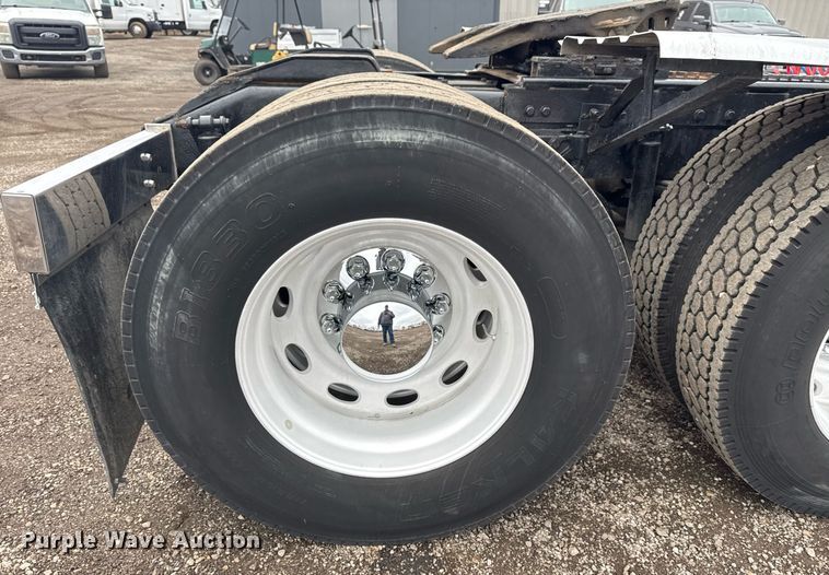 image for item EG2533 2008 Peterbilt 388 semi truck