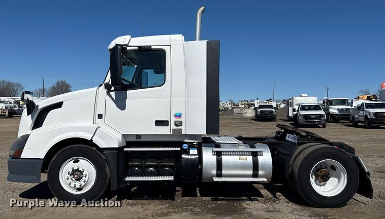 image for item EG2576 2013 Volvo Truck VNL semi truck