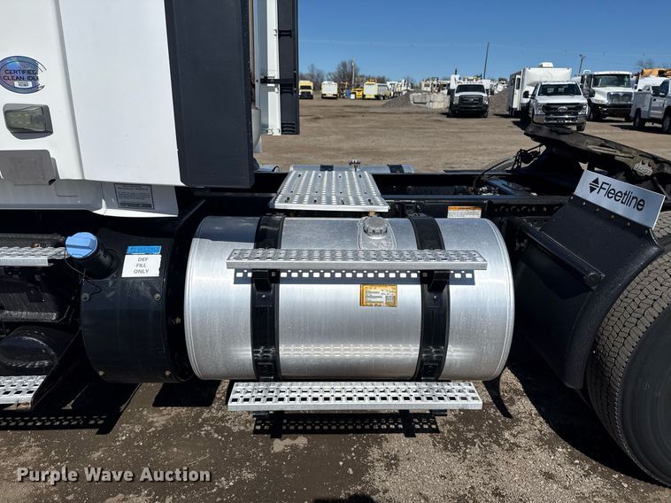 image for item EG2576 2013 Volvo Truck VNL semi truck