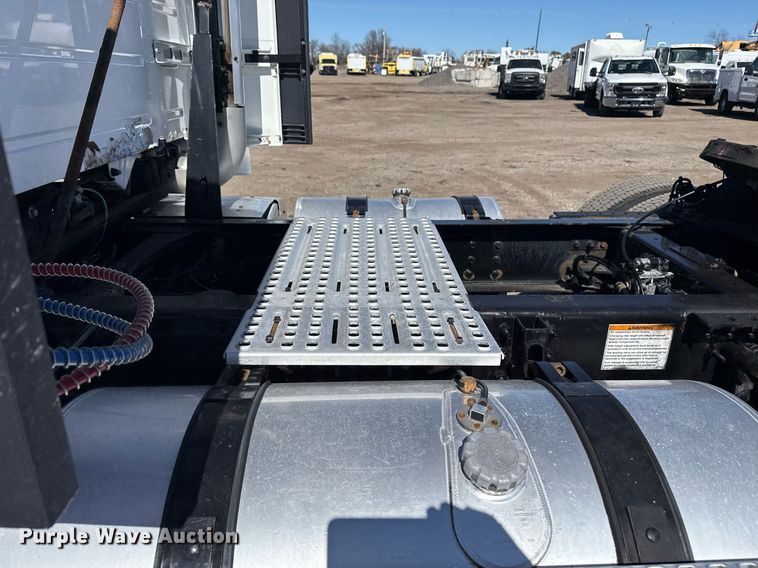 image for item EG2576 2013 Volvo Truck VNL semi truck