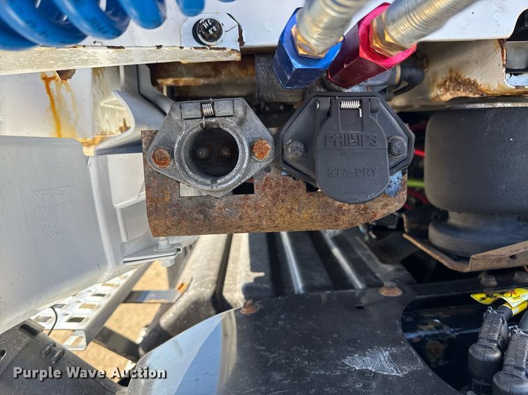 image for item EG2576 2013 Volvo Truck VNL semi truck