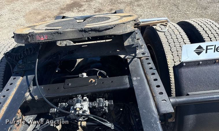 image for item EG2576 2013 Volvo Truck VNL semi truck