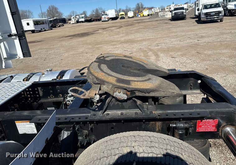 image for item EG2576 2013 Volvo Truck VNL semi truck