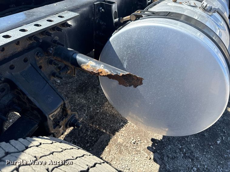 image for item EG2576 2013 Volvo Truck VNL semi truck