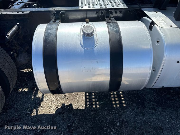 image for item EG2576 2013 Volvo Truck VNL semi truck