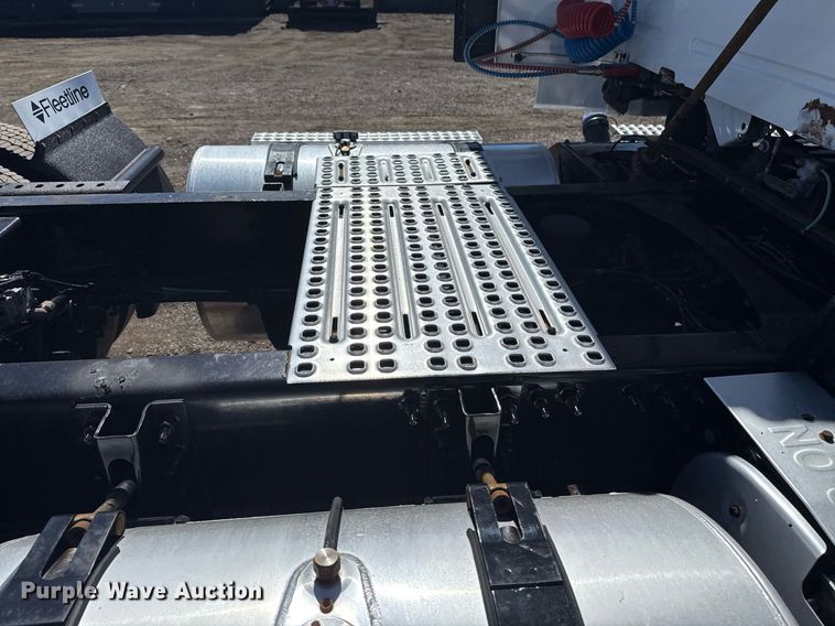 image for item EG2576 2013 Volvo Truck VNL semi truck