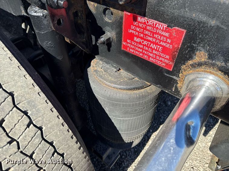 image for item EG2576 2013 Volvo Truck VNL semi truck