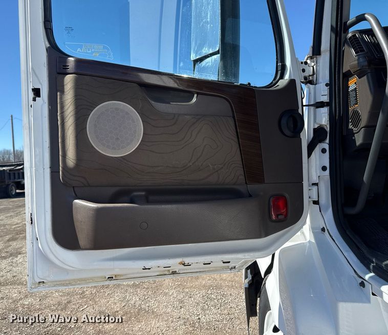 image for item EG2576 2013 Volvo Truck VNL semi truck