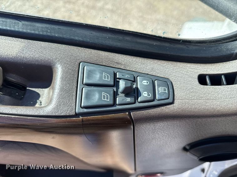 image for item EG2576 2013 Volvo Truck VNL semi truck