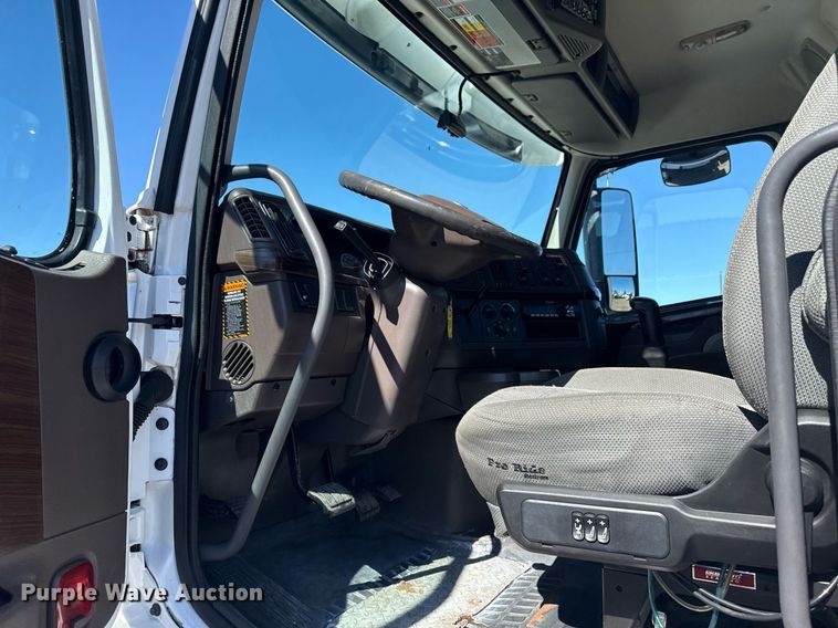 image for item EG2576 2013 Volvo Truck VNL semi truck