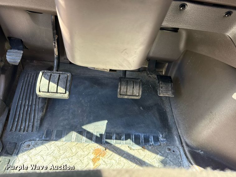 image for item EG2576 2013 Volvo Truck VNL semi truck