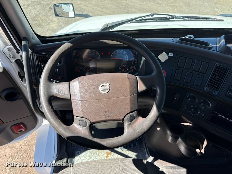 image for item EG2576 2013 Volvo Truck VNL semi truck