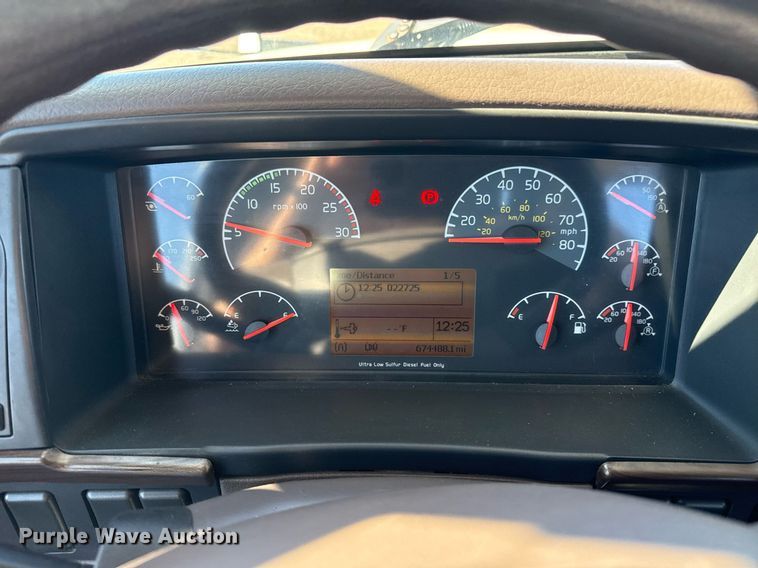 image for item EG2576 2013 Volvo Truck VNL semi truck