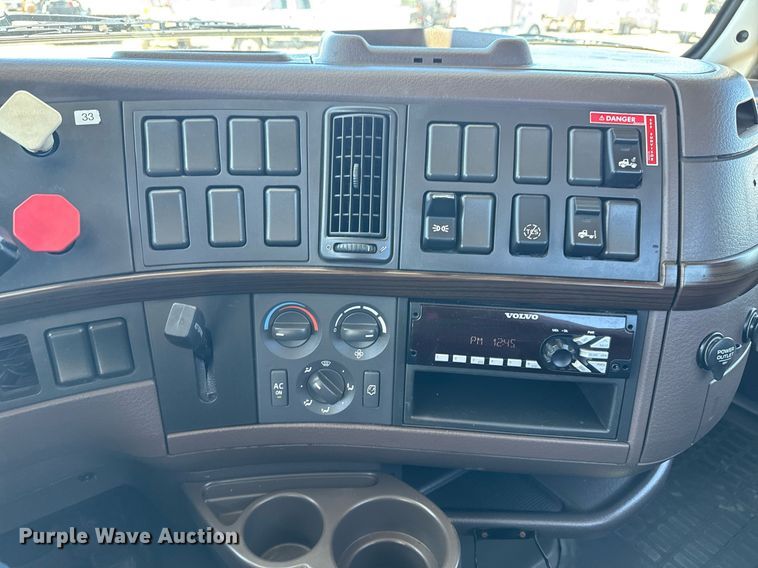 image for item EG2576 2013 Volvo Truck VNL semi truck