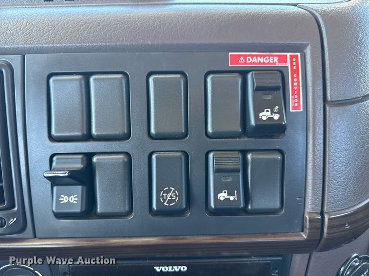 image for item EG2576 2013 Volvo Truck VNL semi truck