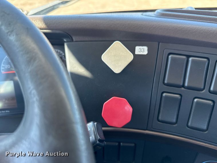 image for item EG2576 2013 Volvo Truck VNL semi truck