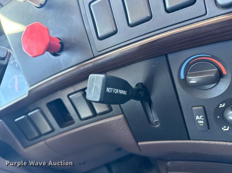 image for item EG2576 2013 Volvo Truck VNL semi truck