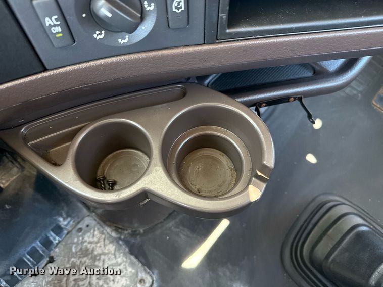 image for item EG2576 2013 Volvo Truck VNL semi truck