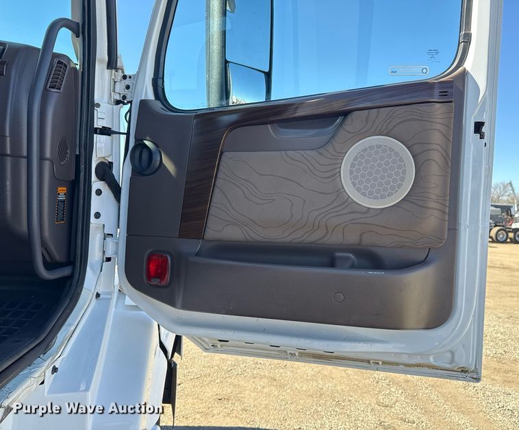 image for item EG2576 2013 Volvo Truck VNL semi truck