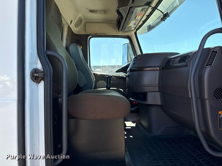 image for item EG2576 2013 Volvo Truck VNL semi truck