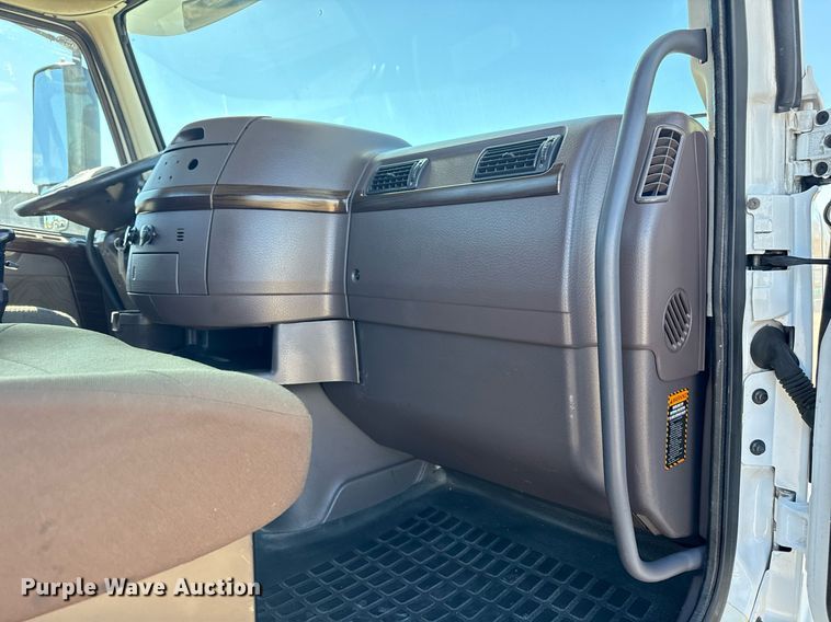 image for item EG2576 2013 Volvo Truck VNL semi truck