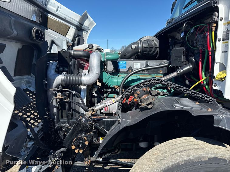 image for item EG2576 2013 Volvo Truck VNL semi truck