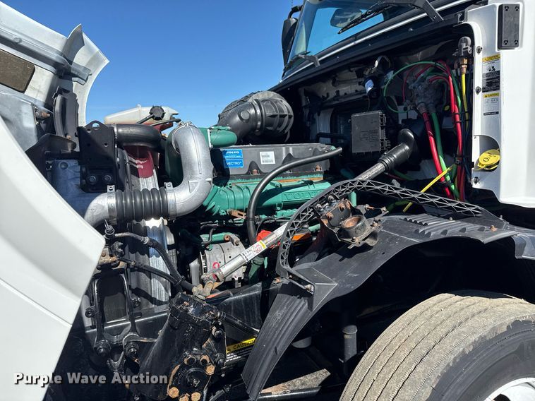 image for item EG2576 2013 Volvo Truck VNL semi truck