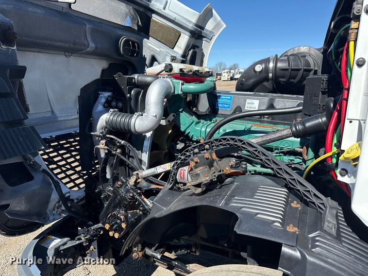 image for item EG2576 2013 Volvo Truck VNL semi truck