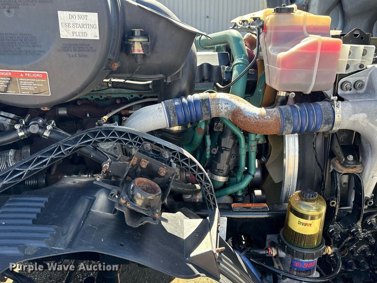 image for item EG2576 2013 Volvo Truck VNL semi truck