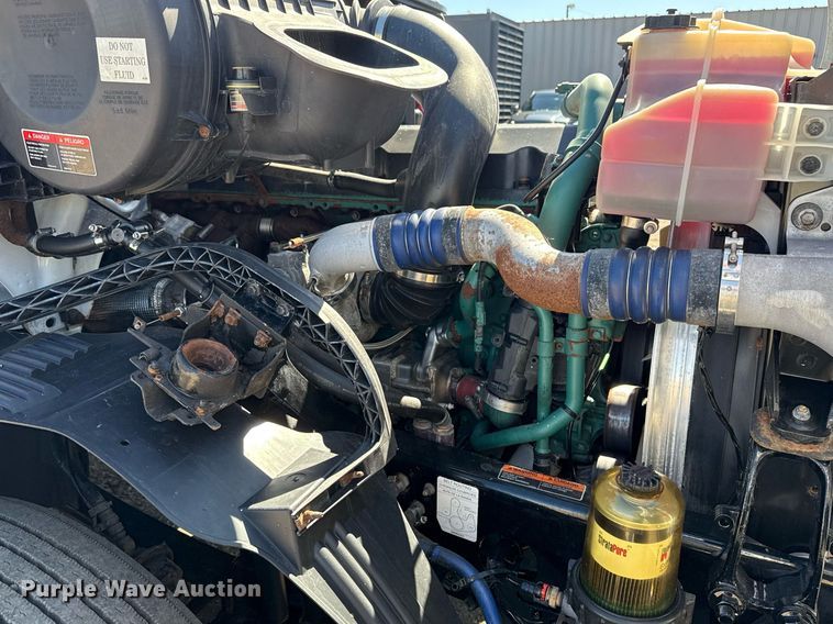 image for item EG2576 2013 Volvo Truck VNL semi truck